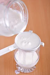 Kefir durch das Plastiksieb abgießen