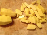 Kartoffeln in gleichmäßige Stifte geschnitten