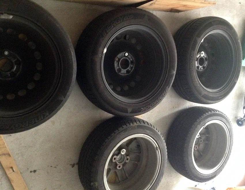 Autoreifen an selbstgebauter Wandhalterung in der Garage
